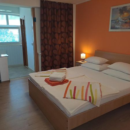 Studio Apartments Maslinik Кърк Екстериор снимка