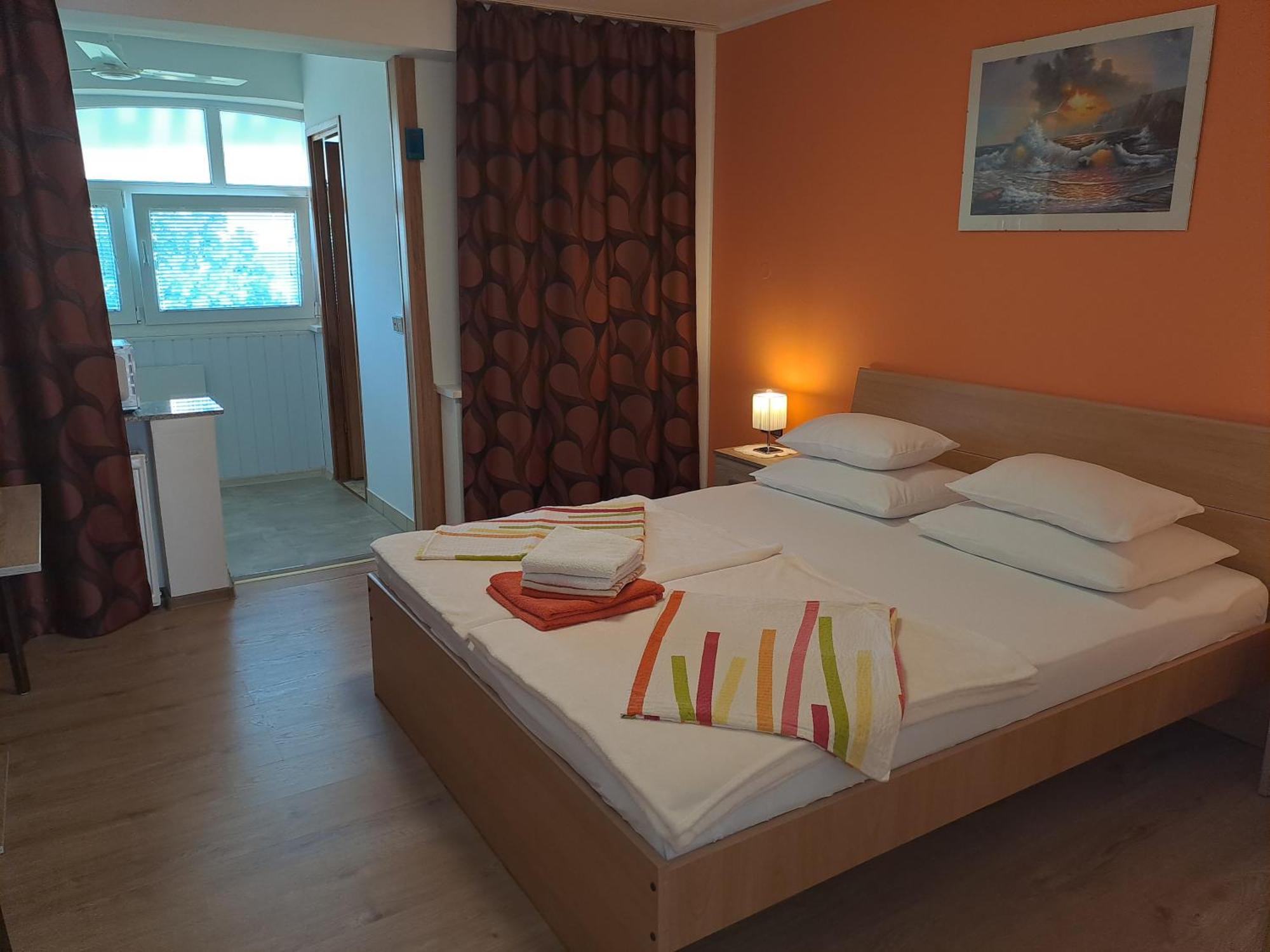 Studio Apartments Maslinik Кърк Екстериор снимка